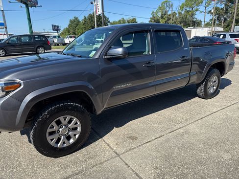 Used 2017 Toyota Tacoma SR5 image 4
