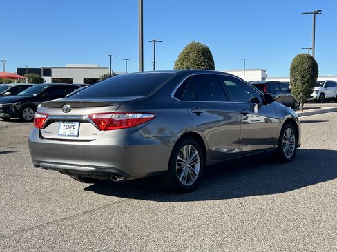 Used 2017 Toyota Camry SE image 4