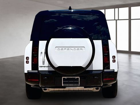 Certified 2025 Land Rover Defender 130 X-Dynamic SE AWD/4WD image 4