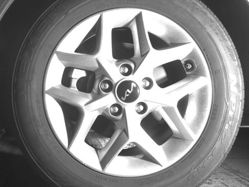 Used 2025 Kia Soul LX w/ LX Technology Package FWD image 12