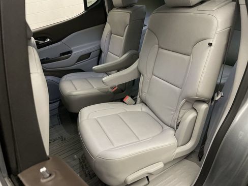Used 2023 GMC Acadia SLT w/ Preferred Package FWD image 19