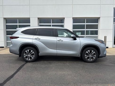 Used 2025 Toyota Highlander XLE AWD/4WD image 3