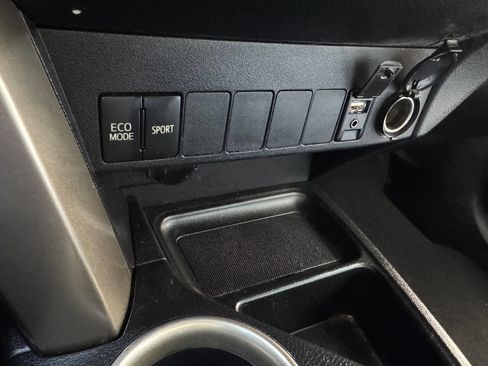 Used 2014 Toyota RAV4 LE FWD image 17