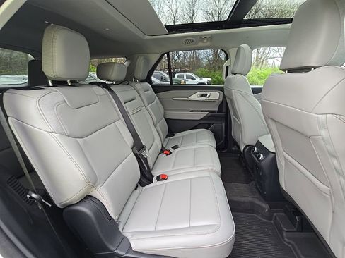 Used 2025 Ford Explorer Active w/ Active Comfort Package image 19