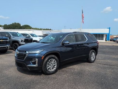 Used 2022 Chevrolet Traverse LT FWD image 2