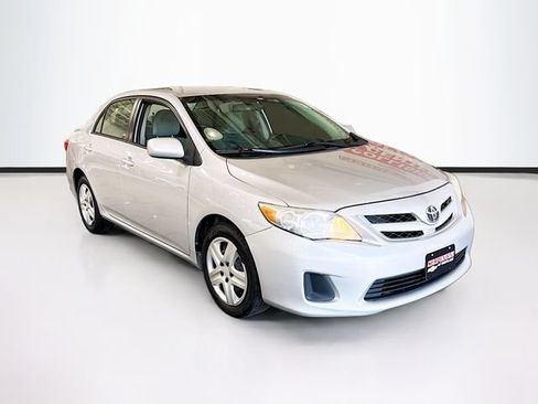 Used 2012 Toyota Corolla LE FWD image 3