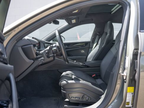 Used 2025 Porsche Panamera RWD image 17
