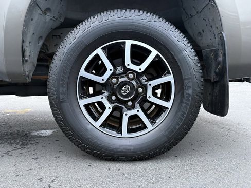 Used 2011 Toyota Tundra 4x4 CrewMax image 12