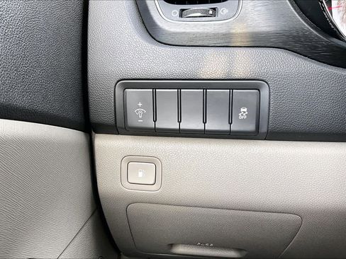 Used 2017 Kia Sedona LX image 32