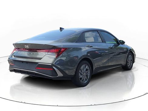 Used 2024 Hyundai Elantra SEL FWD image 4