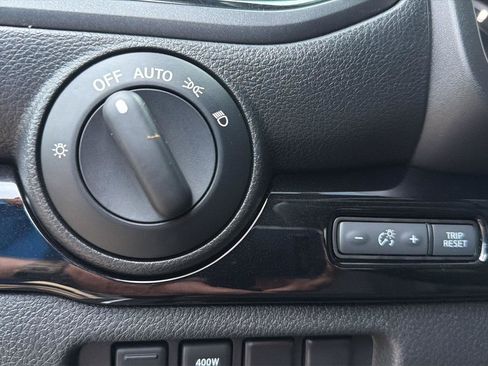 Used 2024 Nissan Titan SV image 9