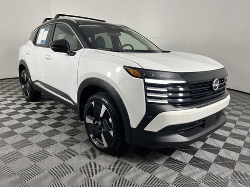 Used 2025 Nissan Kicks SR FWD image 2