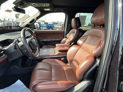 Used 2025 Lincoln Navigator L Reserve image 19