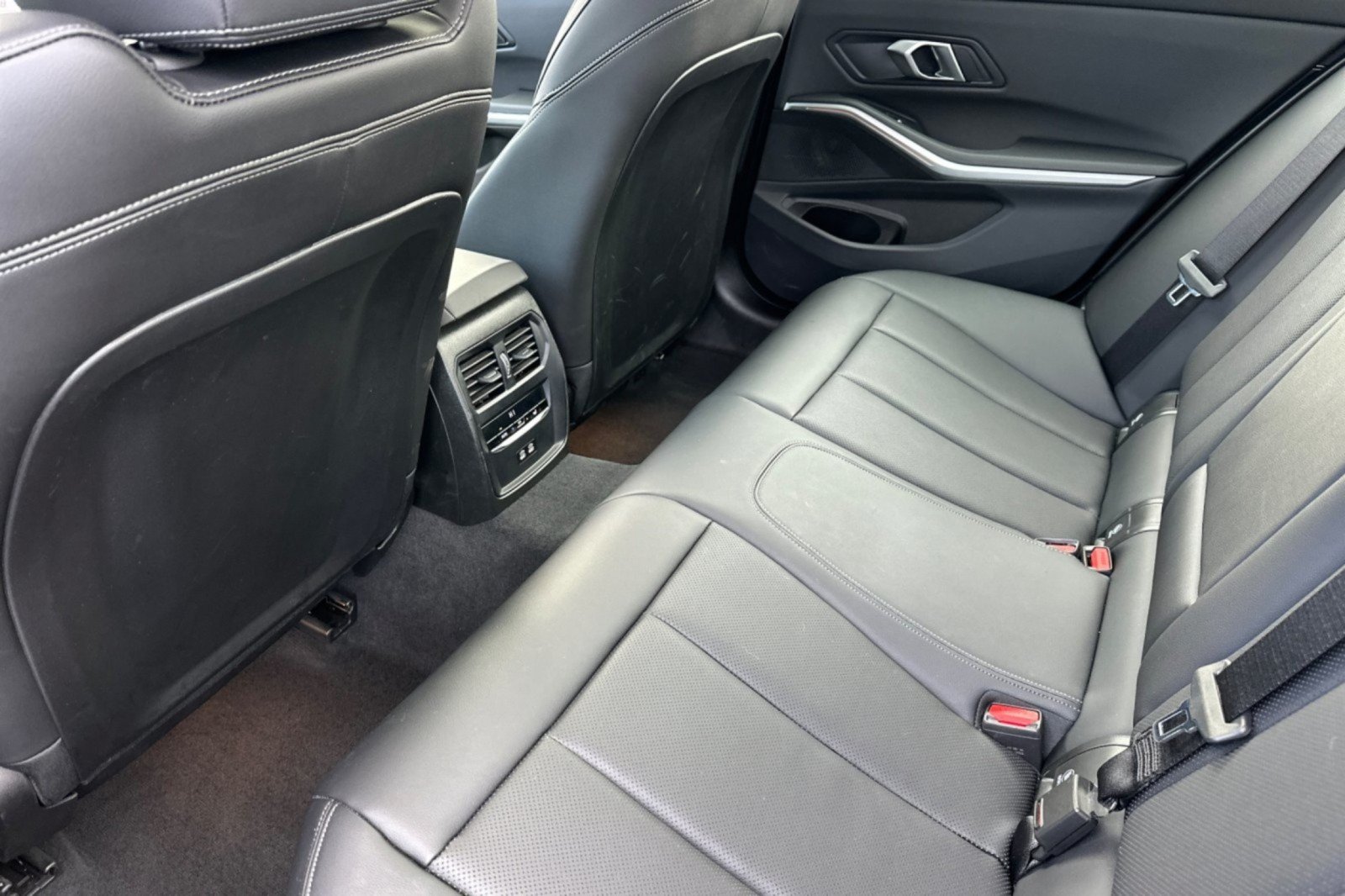 Used 2024 BMW 330i Sedan w/ M Sport Package RWD image 10