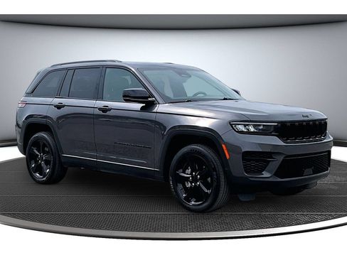 Used 2024 Jeep Grand Cherokee Altitude AWD/4WD image 14