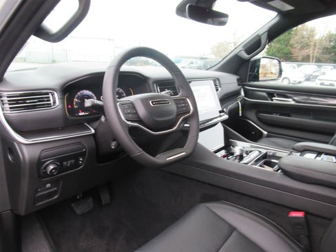 Used 2024 Jeep Wagoneer 4WD w/ Premium Group I image 24
