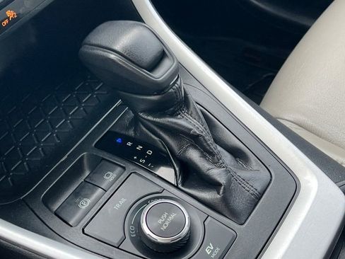 Used 2019 Toyota RAV4 LE image 18