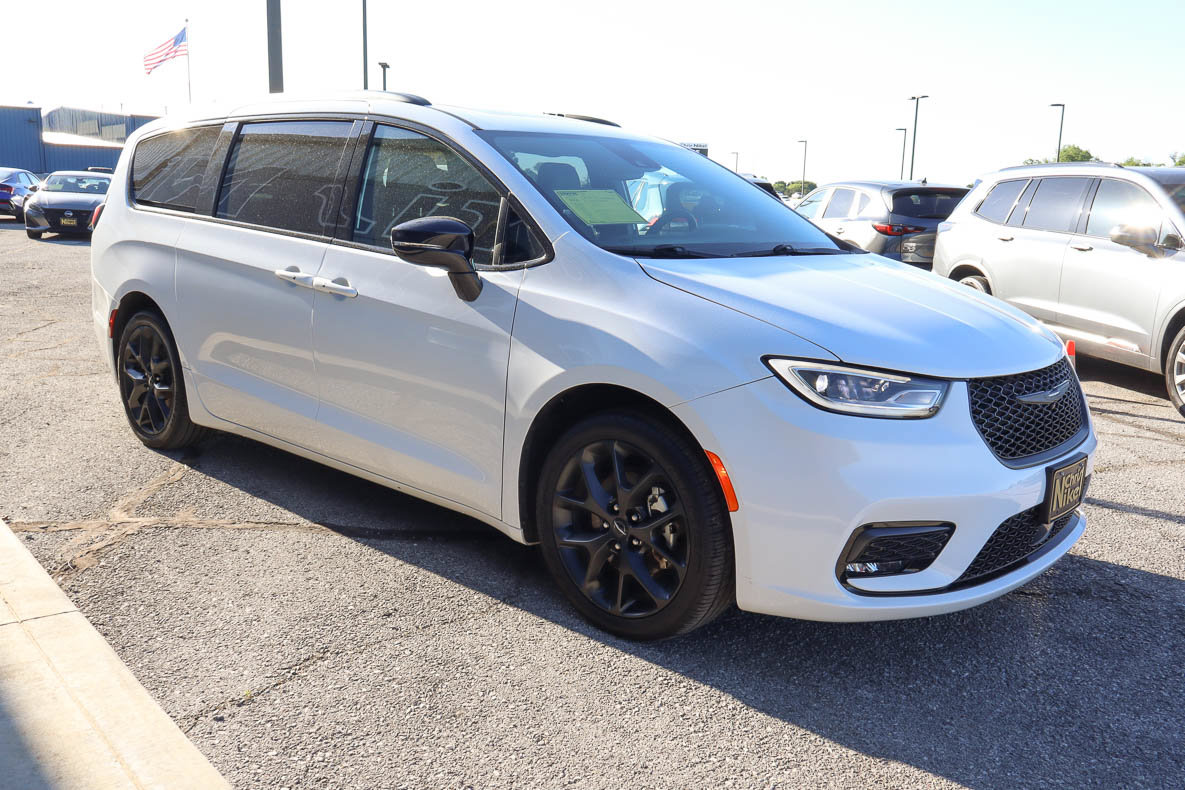 Used 2025 Chrysler Pacifica Limited FWD image 3