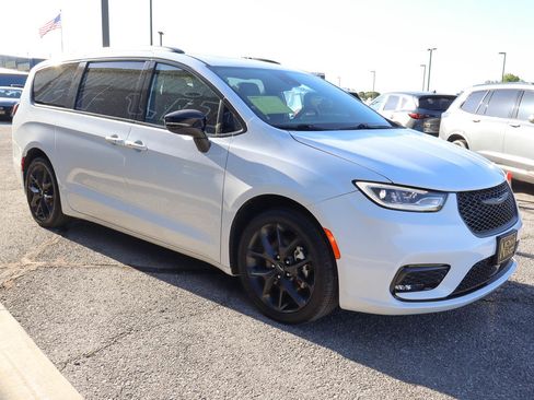 Used 2025 Chrysler Pacifica Limited FWD image 3