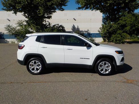 Used 2024 Jeep Compass Latitude image 6