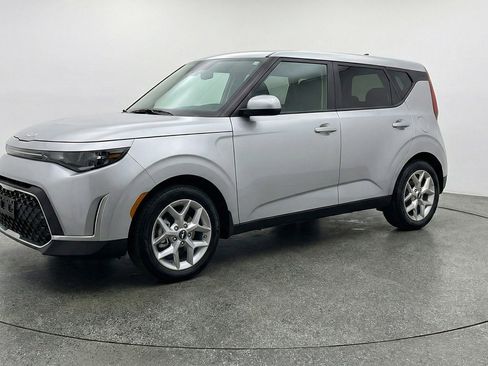 Used 2025 Kia Soul LX w/ LX Technology Package FWD image 3