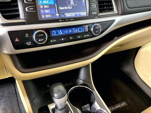 Used 2016 Toyota Highlander XLE image 25