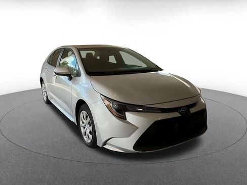 Used 2025 Toyota Corolla LE FWD image 3