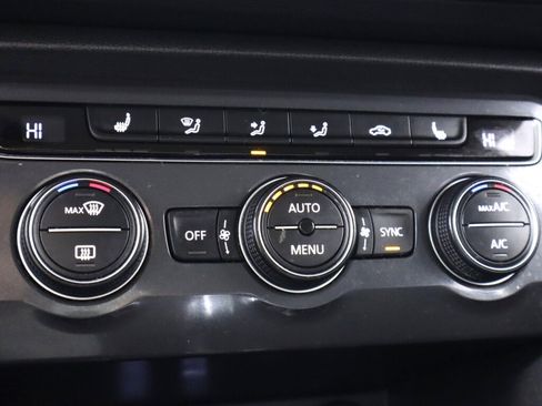 Used 2021 Volkswagen Tiguan SE image 22