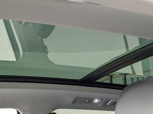 Used 2024 Volkswagen Tiguan SE image 13