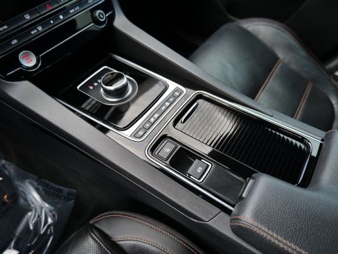 Used 2018 Jaguar F-PACE Prestige image 31