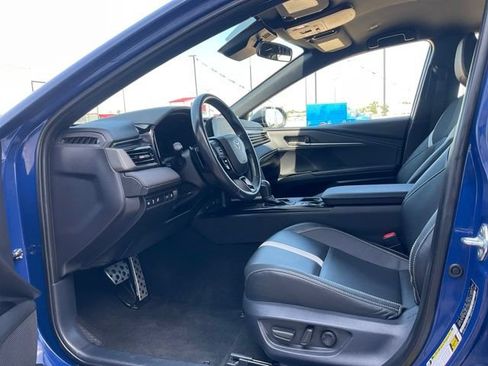 Used 2025 Toyota Camry SE FWD image 3