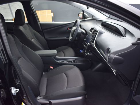 Used 2021 Toyota Prius LE image 10