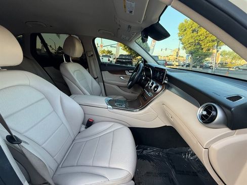 Used 2022 Mercedes-Benz GLC 300 4MATIC w/ Premium Package Lite image 39