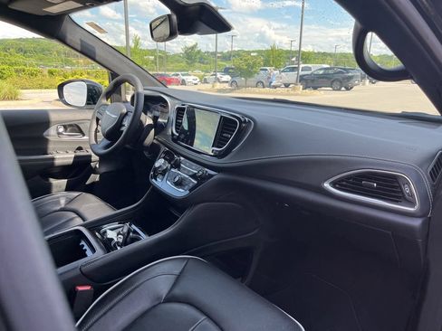 Used 2025 Chrysler Pacifica Limited FWD image 30