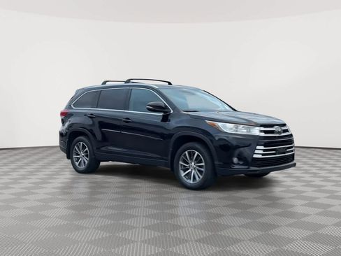 Used 2019 Toyota Highlander XLE image 2