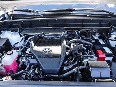 Used 2023 Toyota Highlander LE FWD image 16