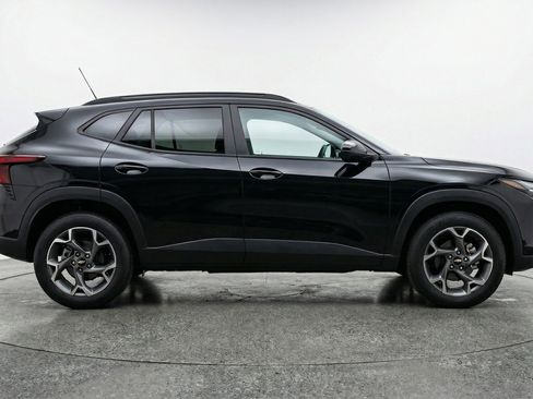 Used 2025 Chevrolet Trax LT FWD image 11