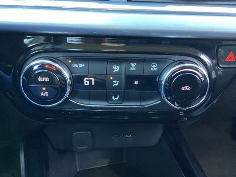 Used 2025 Chevrolet Trax LT image 21