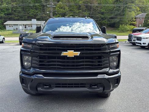 Used 2024 Chevrolet Silverado 2500 Custom w/ Custom Value Package AWD/4WD image 2