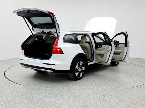 Certified 2025 Volvo V60 B5 Cross Country Plus image 11