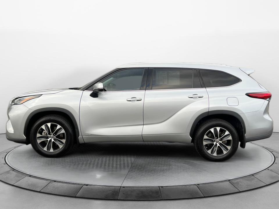 Used 2022 Toyota Highlander XLE AWD/4WD image 4