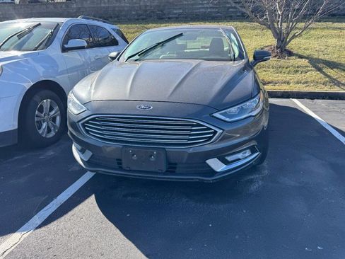 Used 2017 Ford Fusion SE w/ Fusion SE Technology Package image 3