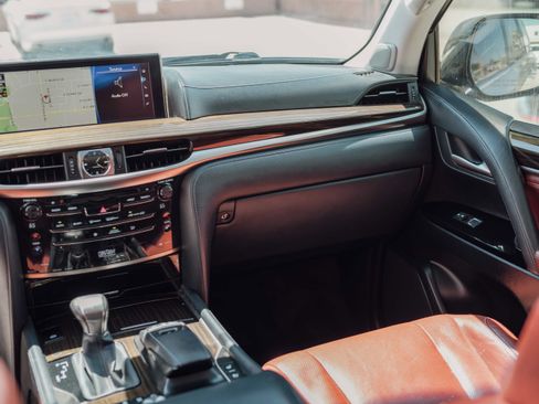 Used 2017 Lexus LX 570 4WD w/ Luxury Package image 8