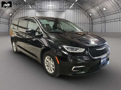 Used 2023 Chrysler Pacifica Touring-L FWD image 3