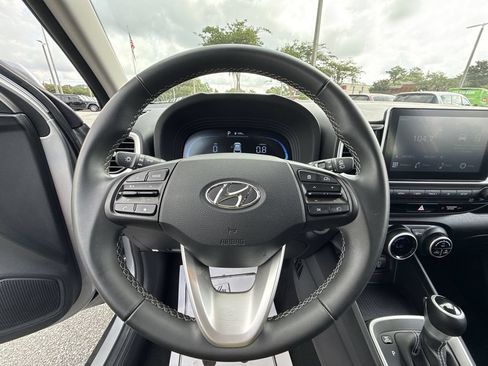 Used 2025 Hyundai Venue SEL FWD image 16