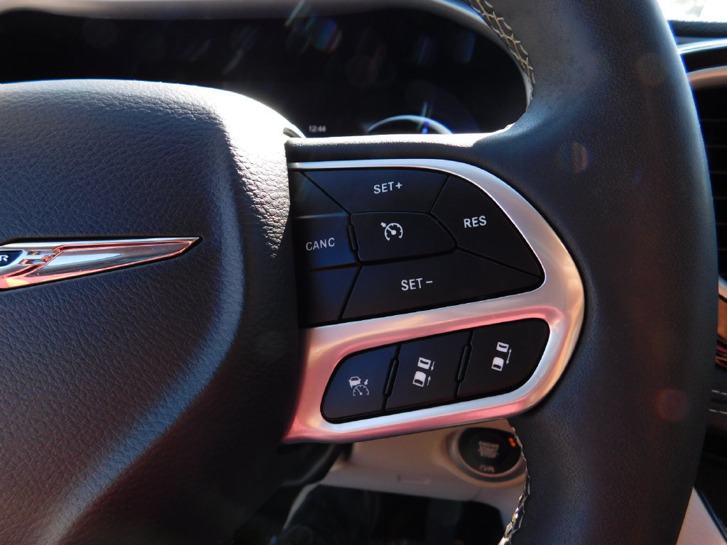 Used 2024 Chrysler Pacifica Limited FWD image 28