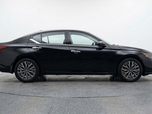 Used 2025 Nissan Altima 2.5 SV image 11