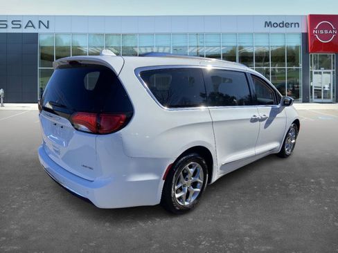 Used 2018 Chrysler Pacifica Limited image 5