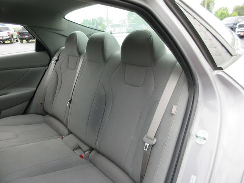 Used 2025 Hyundai Elantra SE FWD image 17