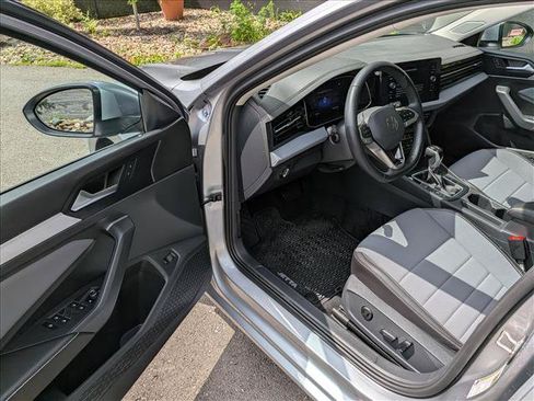 Certified 2025 Volkswagen Jetta SE w/ Sunroof Package FWD image 21